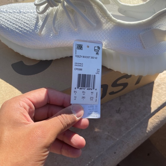 (Sold) Yeezy boost 350 V2 - Picture 5 of 5